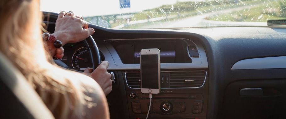 Używanie telefonu podczas jazdy sprzyja kolizjom drogowym