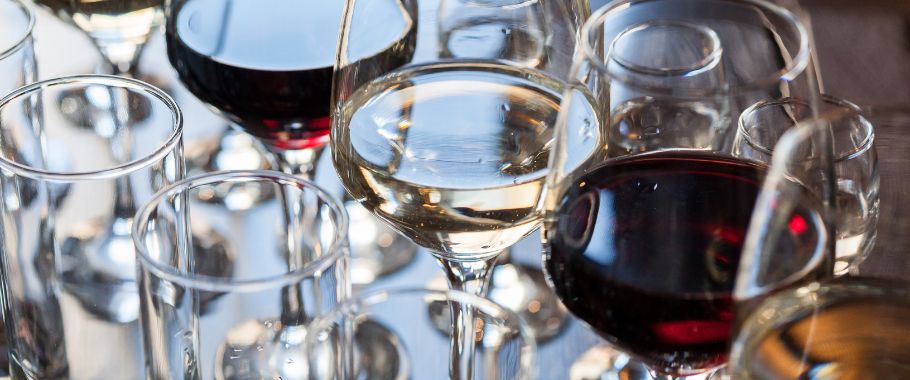 Ograniczanie dostępności i promocji alkoholu – analiza projektów ustaw