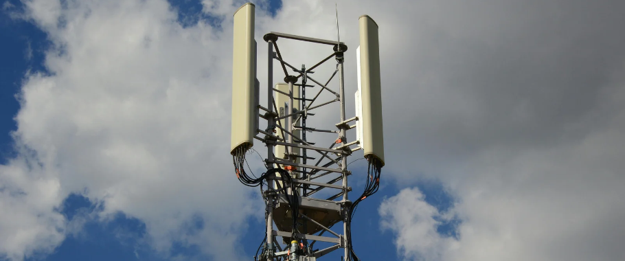 Czy sąsiad zablokuje budowę masztu 5G? NSA o obszarze oddziaływania stacji bazowej